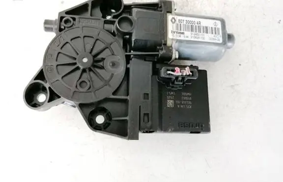 Renault Megane III Front door window regulator motor 0130822478 807300004r