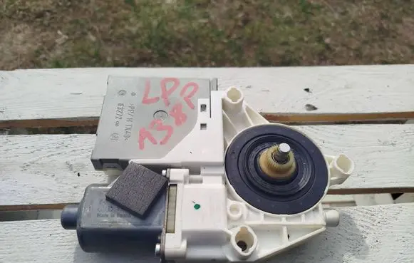 Audi A3 S3 8P Front door window regulator motor 8P0959801A