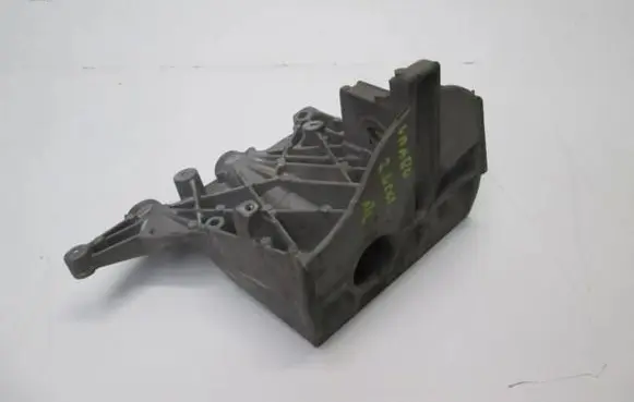 Opel Vivaro Engine mounting bracket