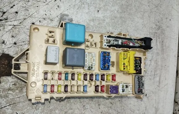 Toyota Corolla Verso AR10 Fuse module 892210F010 4431709855 06102616085201