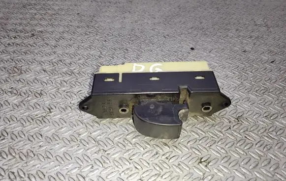Mitsubishi Grandis Electric window control switch 8608A023