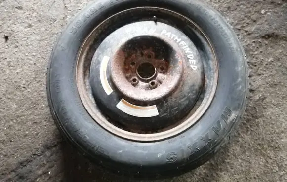 Nissan Pathfinder R52 R18 spare wheel