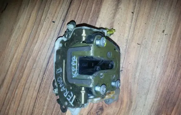Nissan Terrano Front door lock