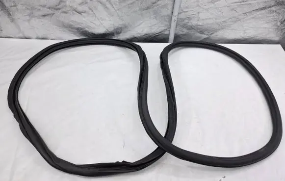 Porsche Cayenne (9Y0 9Y3) Rubber seal rear door 9Y3833721