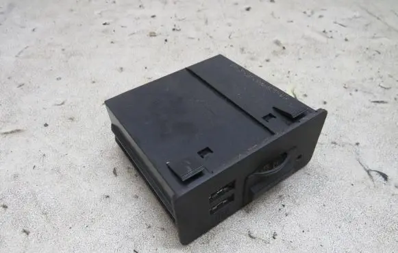 Mazda 3 II USB socket connector BHP1-669U0