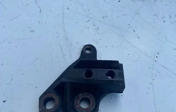 Volvo XC90 Engine mounting bracket 8683931