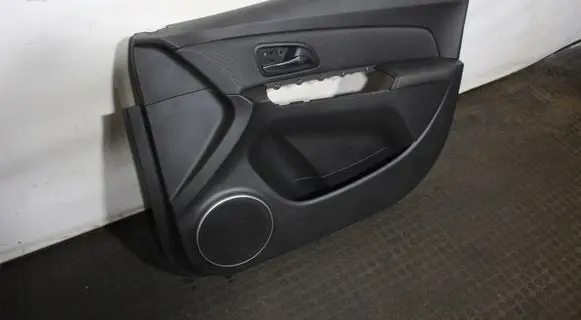 Chevrolet Cruze Front door card panel trim