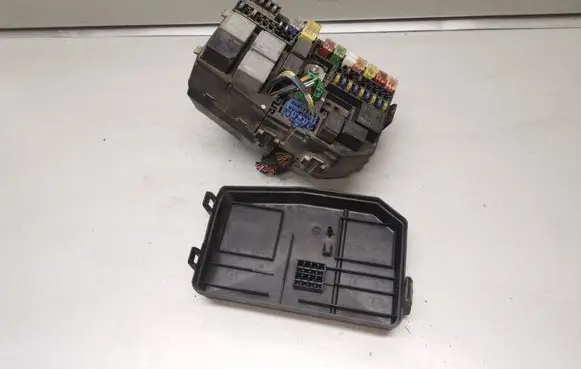 Ford Mondeo Mk III Fuse module 1S7T14A142AA 1S7T14A076AC