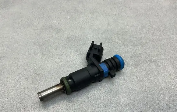 Opel Mokka Fuel injector 55562599