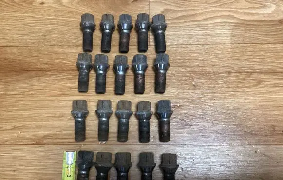 Volkswagen PASSAT B6 Nuts/bolts 