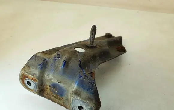 Volkswagen Golf V Fender mounting bracket 1K6821135