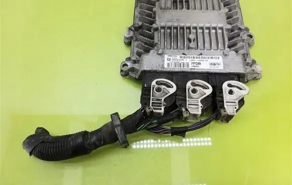 Ford Focus Engine control unit/module 8M5112A650CB
