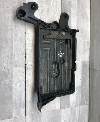 Volkswagen PASSAT B8 Battery tray 5Q0915321H