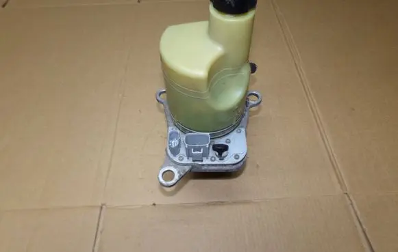 Volvo V50 Power steering pump 30741955