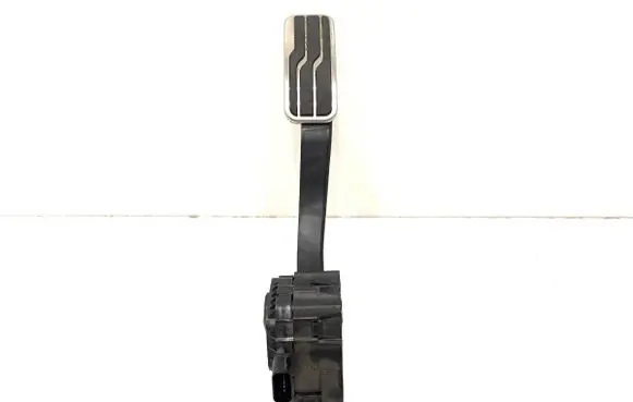 Accelerator throttle pedal