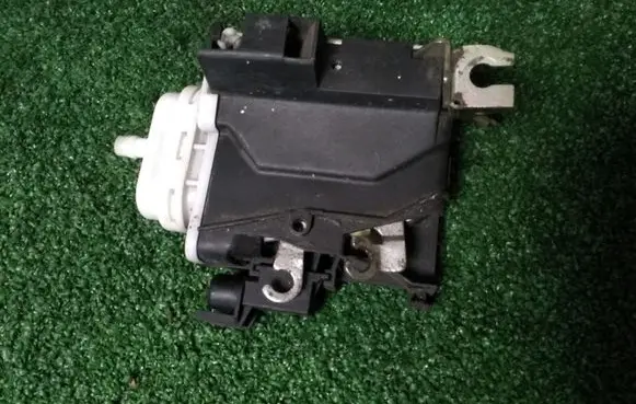 Audi A4 S4 B5 8D Front door lock 8D1837016A 95411