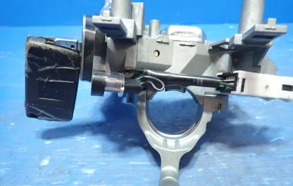 Peugeot 4007 Ignition lock 8670A012