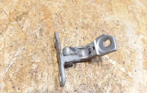 Opel Vectra C Front door lower hinge 281