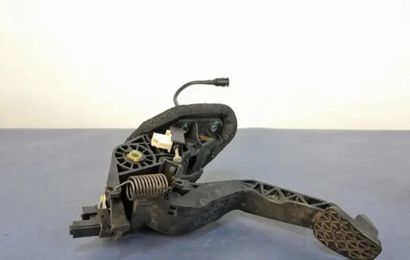 Ford Courier Accelerator throttle pedal EY16-7B633-CA