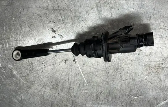 Audi A4 S4 B8 8K Clutch master cylinder 8K0907658H SE100071F