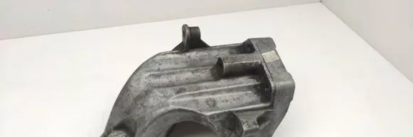 Engine mounting bracket