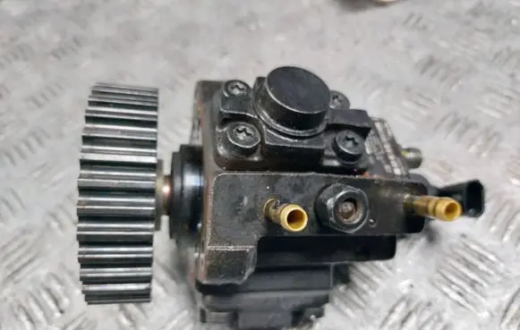 Alfa Romeo 147 Fuel injection high pressure pump 0445010071