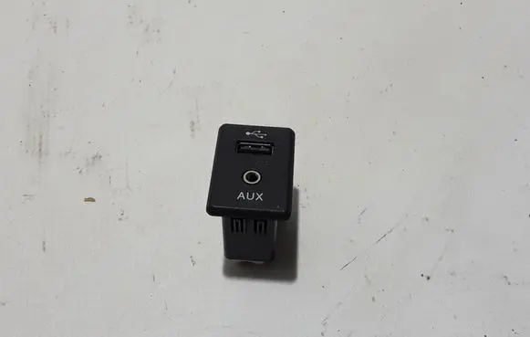 Nissan Qashqai AUX in-socket connector 795405004