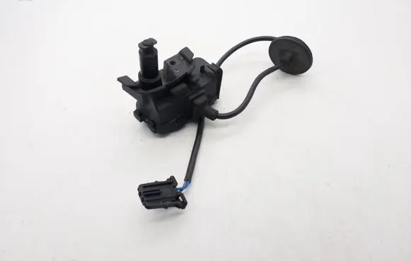 Fuel tank cap lock