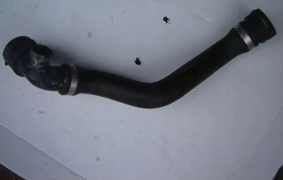 Volkswagen Touareg II Engine coolant pipe/hose 7P0121051