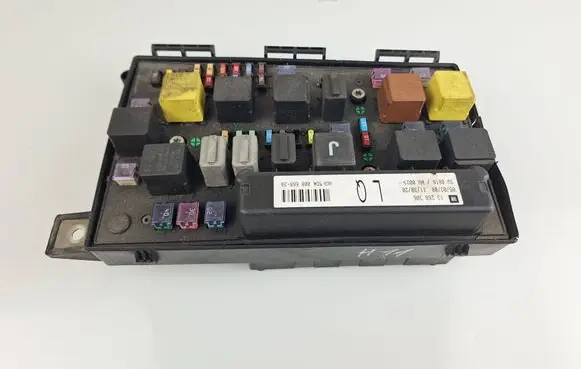Opel Astra H Fuse module 13268306