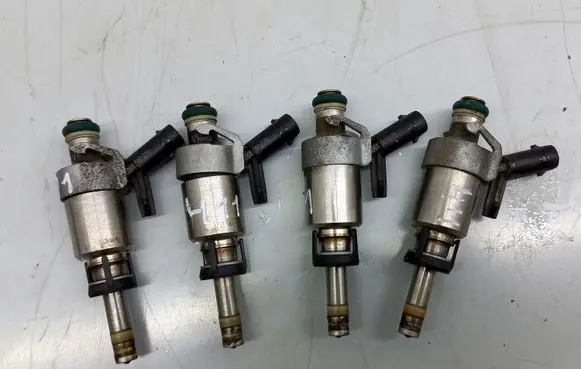 Volkswagen Jetta VI Fuel injector 06A906036F