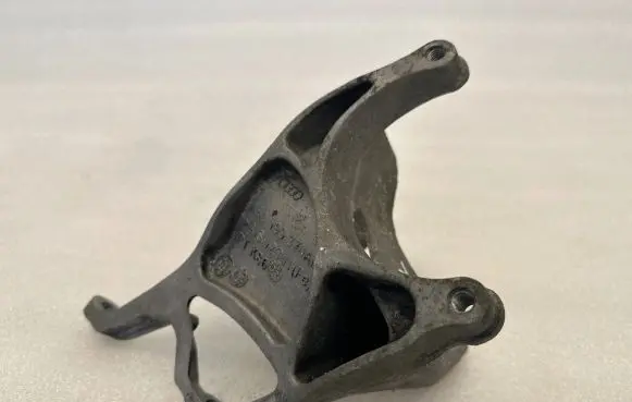 Audi A8 S8 D3 4E Engine mounting bracket 4E0199370AR