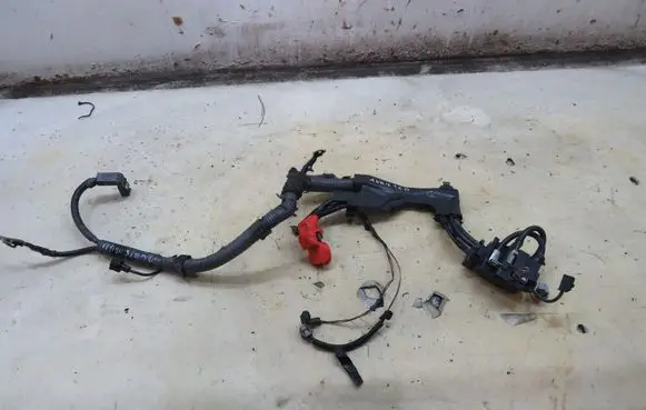 Toyota Auris E180 Positive cable (battery) KRIS235789