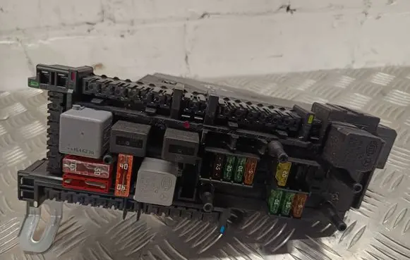 Mercedes-Benz E W212 Fuse module 2129000004 5DK00962057