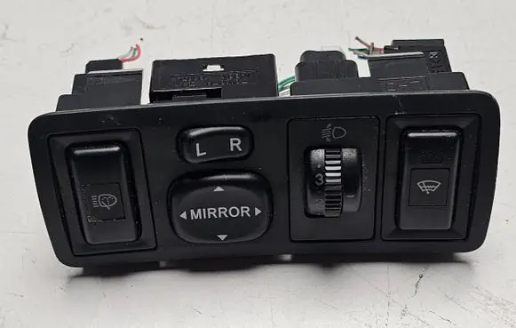 Toyota Auris E180 Wing mirror switch 183574