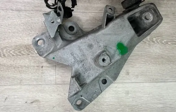 Engine mounting bracket