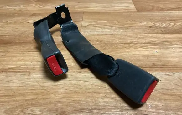 Rear seatbelt buckle