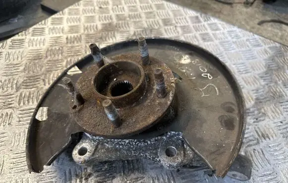 Opel Astra J Front wheel hub