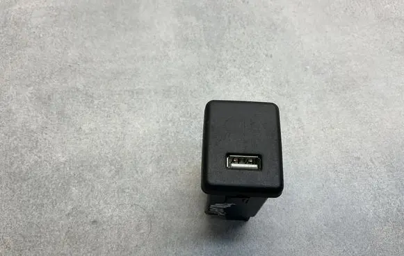 Opel Astra K USB socket connector 39087528