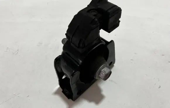 Engine mount vacuum valve