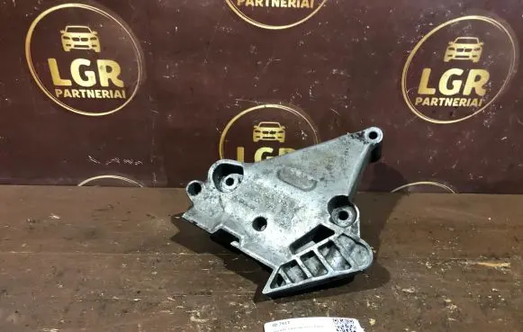 Volkswagen Touran I Engine mounting bracket 03G199207G