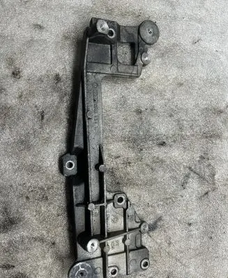 Volkswagen Touran I Other engine bay part 03G131159