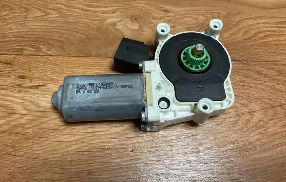 BMW 5 E60 E61 Rear door window regulator motor 6922320 991438103 10089285