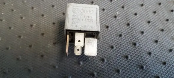 Volkswagen PASSAT B5 Other relay 8D0951253 V23134-J52-X300