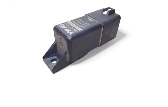Volkswagen Caddy Glow plug pre-heat relay 038907281D