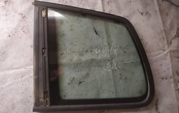 Volkswagen Touran I Rear side window as2