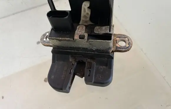 Volkswagen Touran II Tailgate/trunk/boot lock/catch/latch 1T0827505J