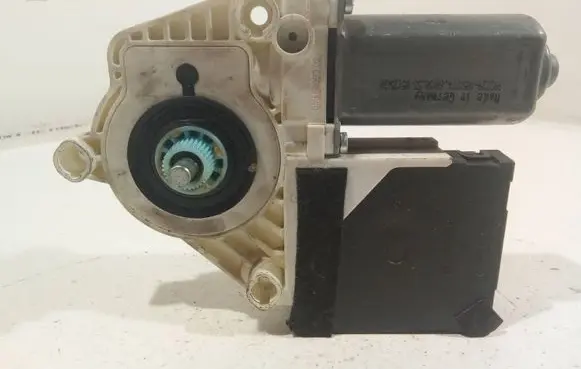 Volkswagen Jetta V Front door window regulator motor 1K5837401P 1K0959792L 9670099009