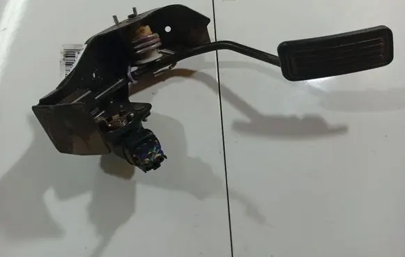 Accelerator throttle pedal