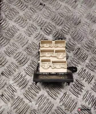 Toyota Avensis T250 Fuse module 8273405030